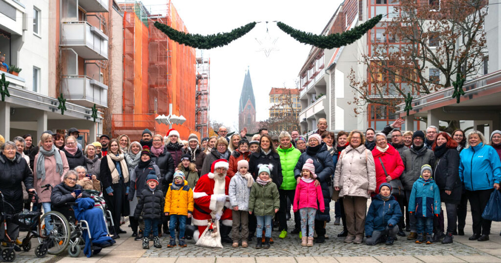 Die Weihnachtsbaumpaten-Aktion der WohnBau in der Großen Scharrnstraße in Frankfurt (Oder).