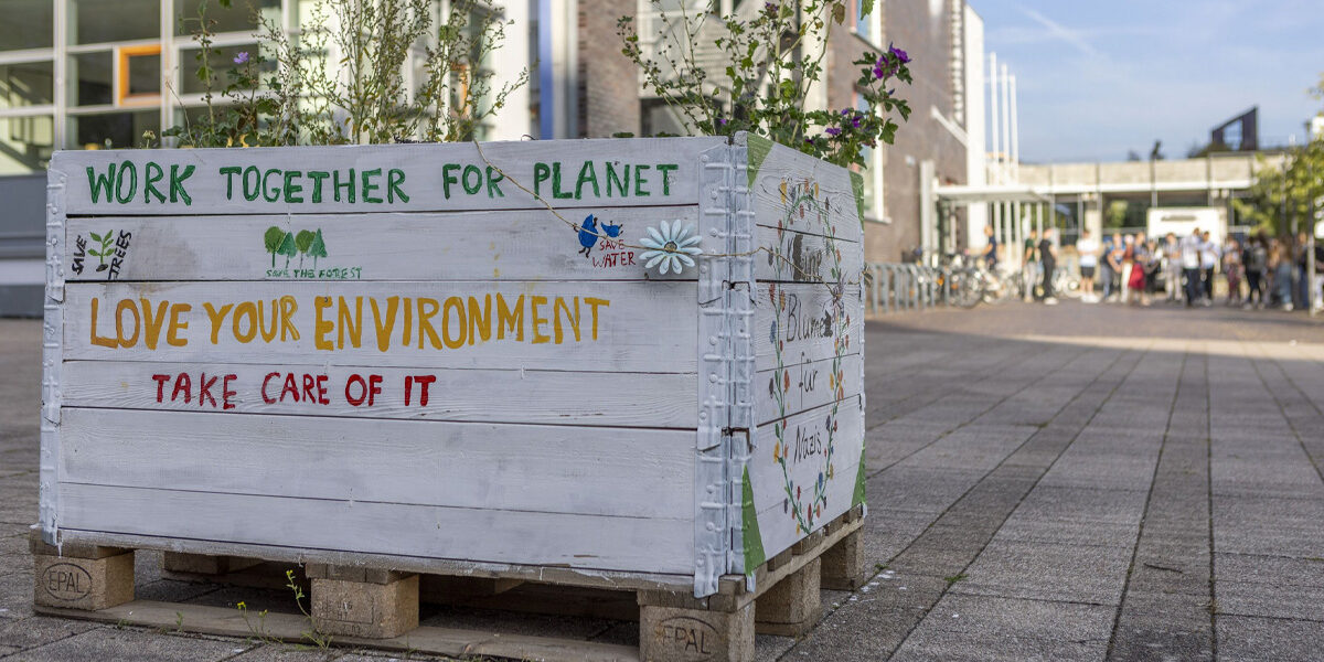 «Zusammenarbeiten für unseren Planeten», «Liebe Deine Umwelt» oder «Passe auf sie auf» waren einige Botschaften der Studierenden auf den Hochbeeten.