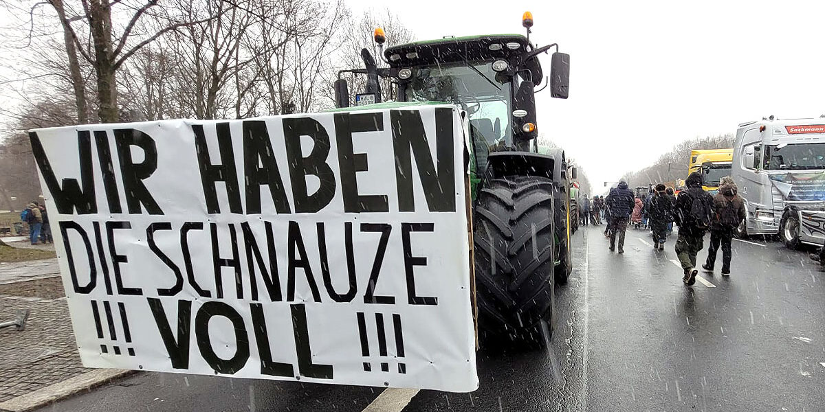 Bauern und Spediteure protestieren auf der Straße des 17 Juni in Berlin