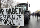 Bauern und Spediteure protestieren auf der Straße des 17 Juni in Berlin