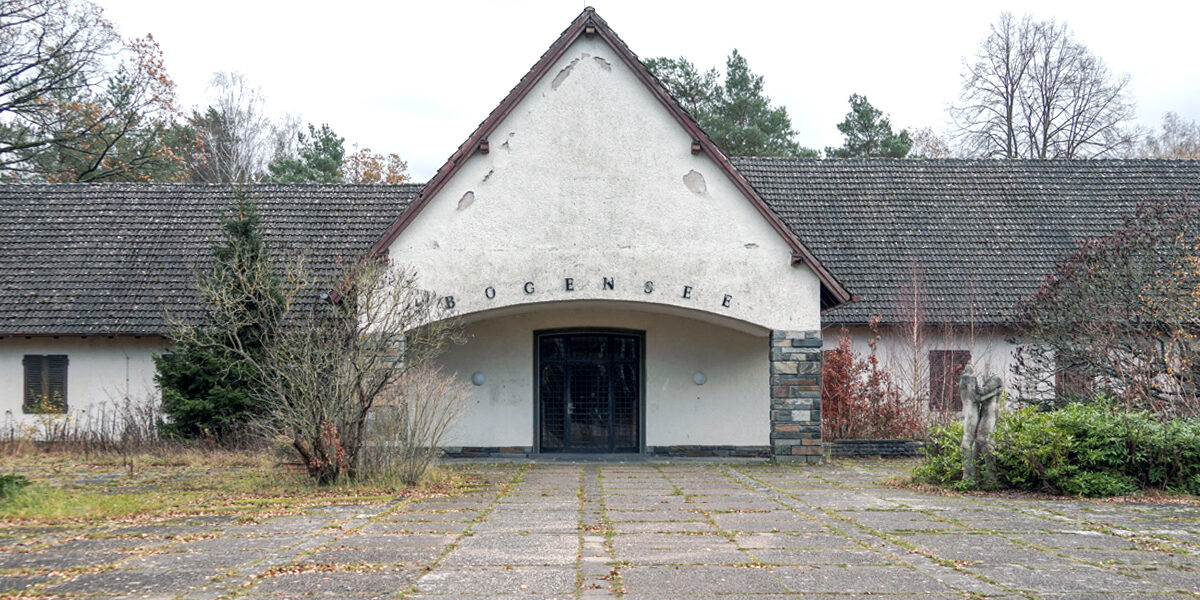 Bogensee - Eingangsportal am Hauptgebäude des „Waldhofes“