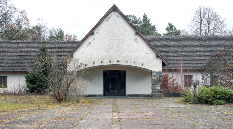 Bogensee - Eingangsportal am Hauptgebäude des „Waldhofes“
