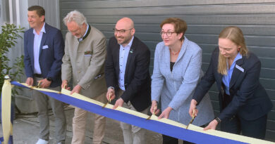 Bundesbauministerin Klara Geywitz (SPD) eröffnet zusammen mit Oberbürgermeister René Wilke (Linke) das neue Fertigungswerks für serielle Holzbauelemente von B&O BAU in Markendorf.