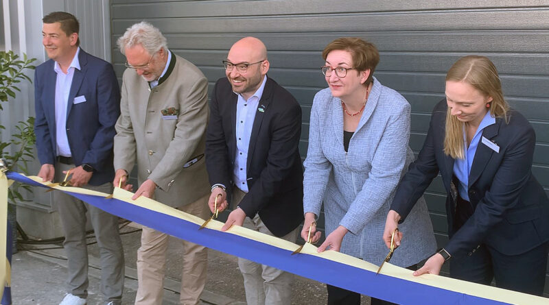 Bundesbauministerin Klara Geywitz (SPD) eröffnet zusammen mit Oberbürgermeister René Wilke (Linke) das neue Fertigungswerks für serielle Holzbauelemente von B&O BAU in Markendorf.