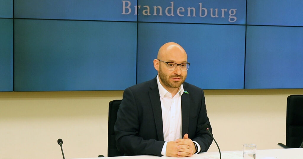 René Wilke 2021 bei der Landespressekonferenz im Brandenburger Landtag.