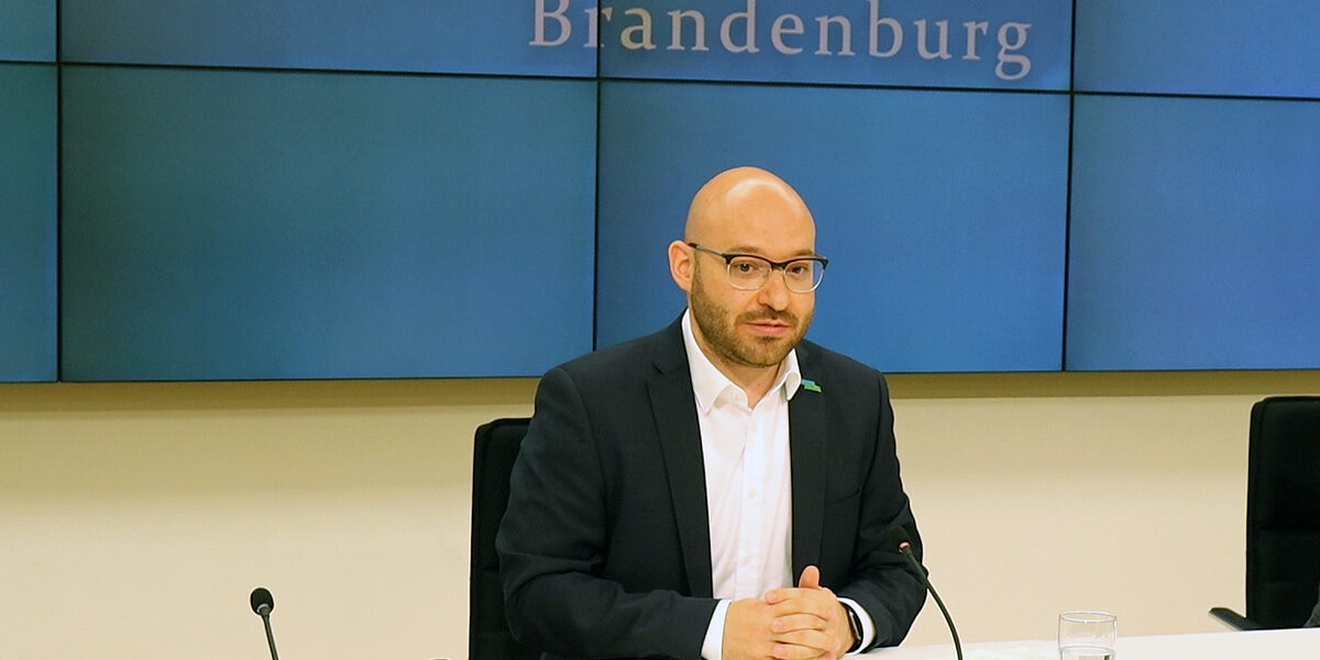 René Wilke 2021 bei der Landespressekonferenz im Brandenburger Landtag.