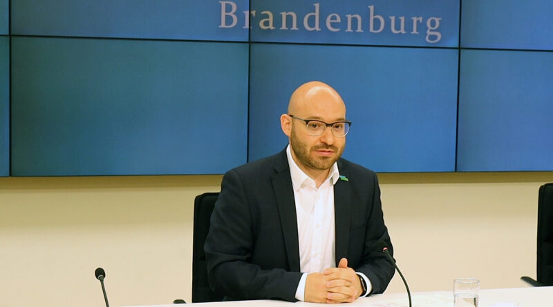 René Wilke 2021 bei der Landespressekonferenz im Brandenburger Landtag.