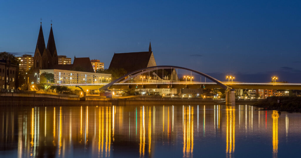 Unsere wunderschöne Stadtbrücke bei Nacht.