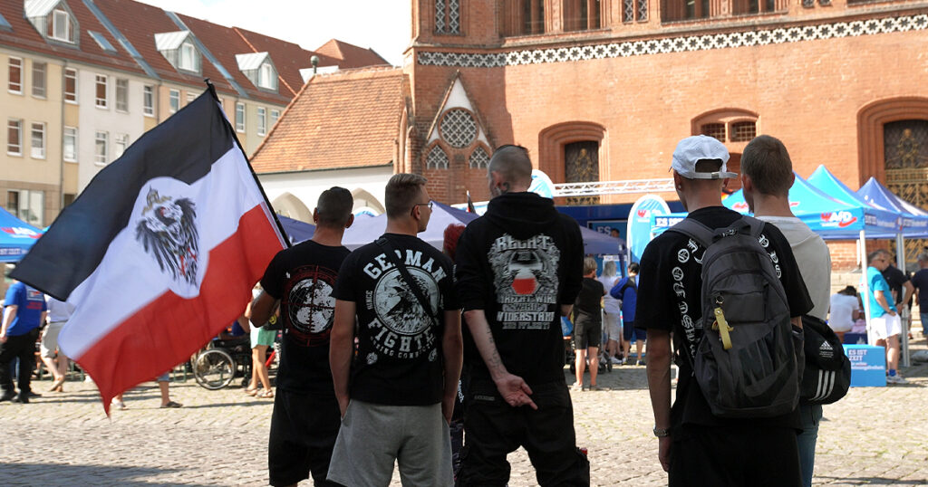 Das Publikum vom AfD «Familienfest» auf dem Marktplatz von Frankfurt (Oder).