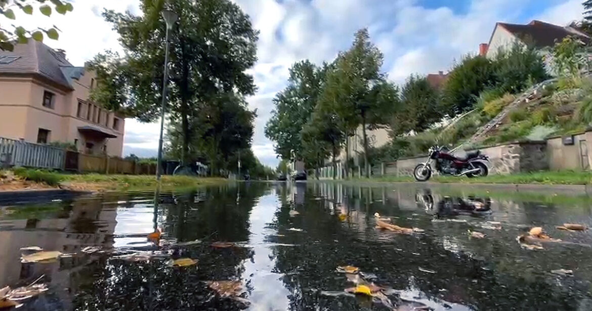 Bereits durch die Oder überschwemmt: der Buschmühlenweg in Frankfurt (Oder).