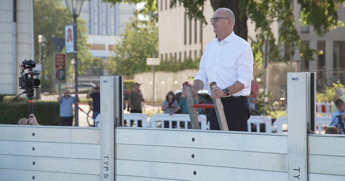 Verschafft sich einen Überblick an der Oderpromenade: Ministerpräsident Dietmar Woidke (SPD).