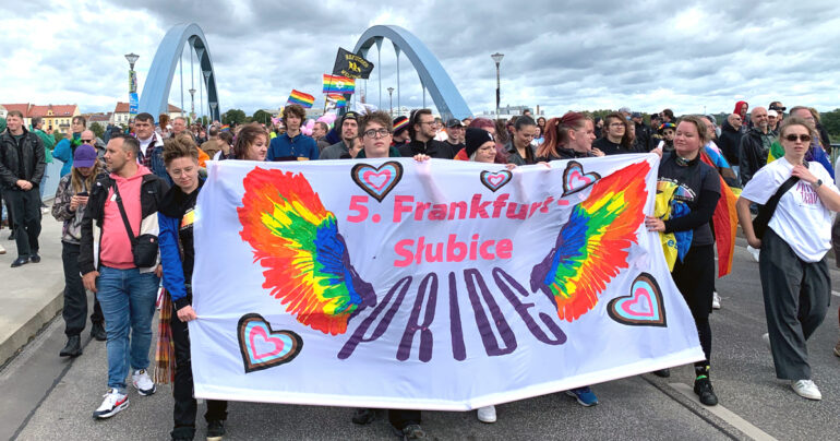 Der 5. Słubice-Frankfurt-PRIDE 2024 auf der Stadtbrücke.